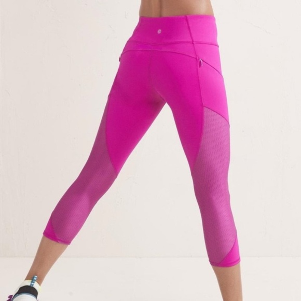 Athleta Mesh Contender Capri Tights in Fuchsia Pink, size Small